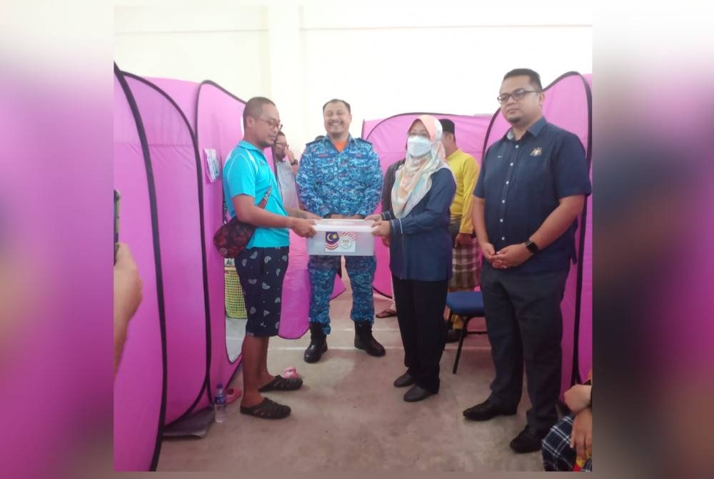 Bantuan diberikan kepada mangsa banjir yang ditempatkan di PPS Dewan Al-Barakah, Kampung Tersusun Seri Delima, Kota Tinggi pada Khamis.