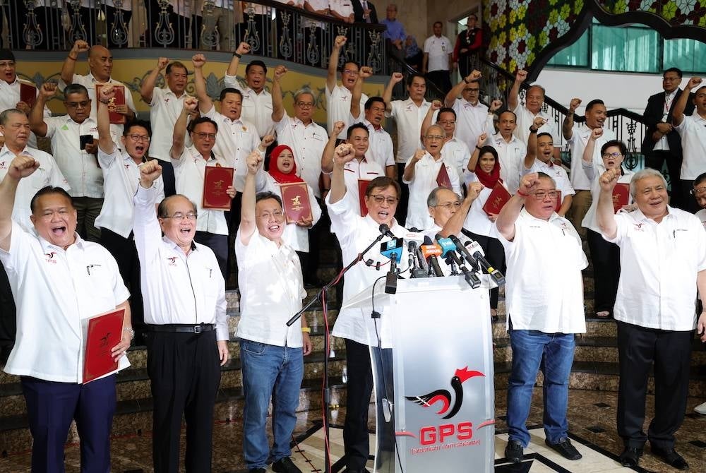 Abang Johari (tengah) yang juga Pengerusi Gabungan Parti Sarawak (GPS) mengumumkan calon-calon GPS bagi Pilihan Raya Umum ke-15 (PRU15) di Ibu Pejabat Parti Pesaka Bumiputera Bersatu Sarawak (PBB) di Petra Jaya, pada Khamis. - Foto Bernama