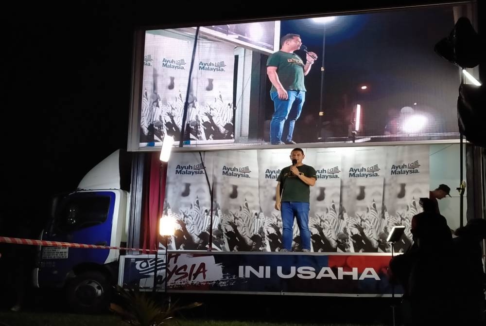 Rafizi berucap sempena Jelajah Trak Ayuh Malaysia di Padang Taman Bandar Baru, Sungai Lalang pada Rabu.