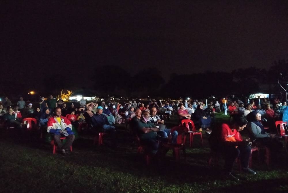 Orang ramai yang hadir ke Program Jelajah Trak Ayuh Malaysia di Padang Taman Bandar Baru, Sungai Lalang pada Rabu.