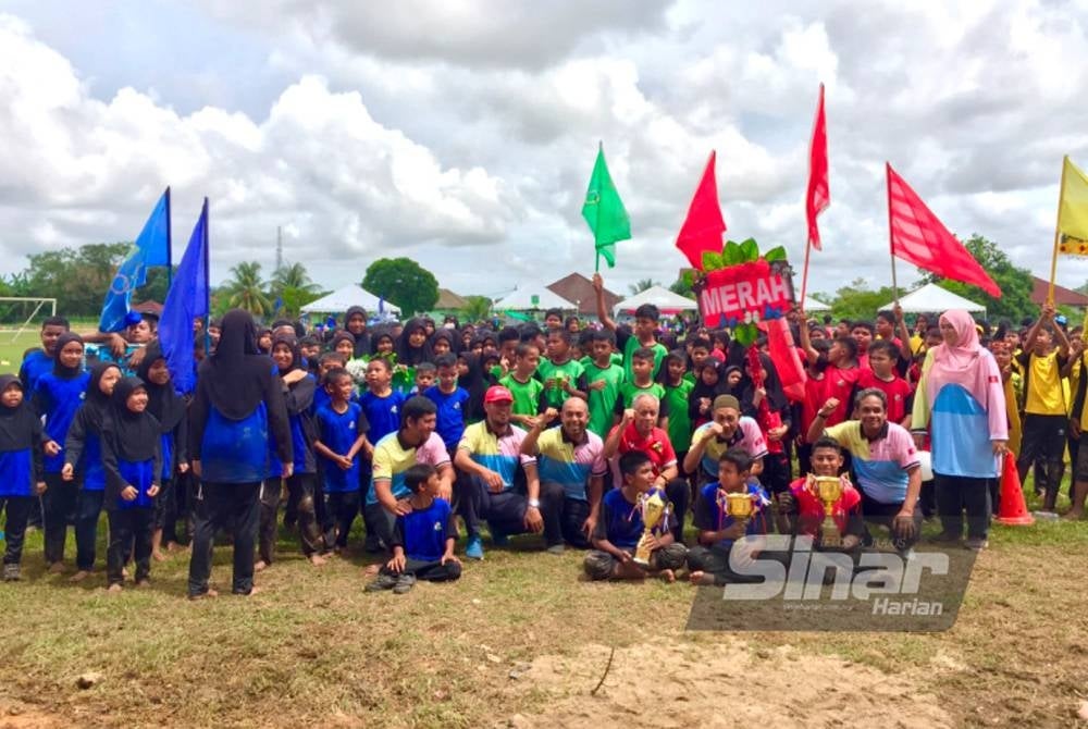 Muhammad Nasir (tengah) bergambar bersama warga SK Melor pada Kejohanan Sukan Tahunan SK Melor kali ke-28 tahun 2022.