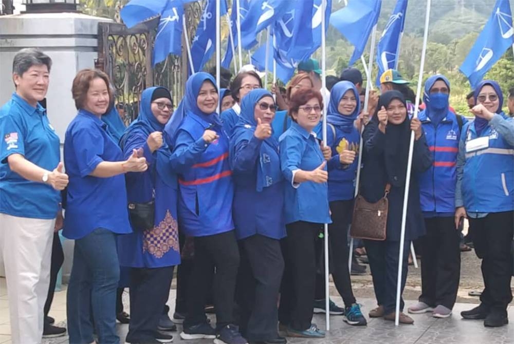 Foo (dua dari kiri) bersama ahli MCA Kemaman dan sebahagian penyokong BN.