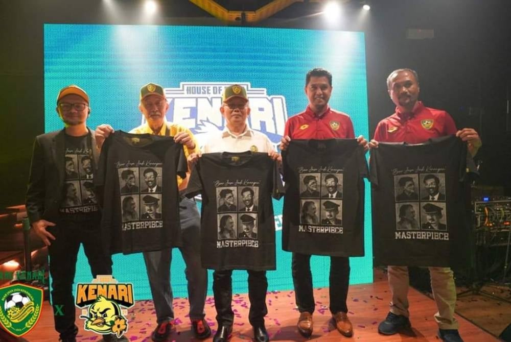 Khamal Idris (dua kanan) semasa hadir pada majlis perasmian House Of Kenari di Alor Setar baru-baru ini. Turut hadir bekas ketua jurulatih Kedah, Azraai Khor Abdullah (kiri). - Foto KDA FC