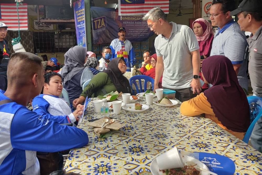 Tengku Zafrul (tiga dari kanan) beramah-mesra bersama penduduk pada Sesi Sembang Santai dan Sumbangan Bantuan kepada Nelayan Kuala Selangor di Jeti Nelayan Tanjung Keramat di sini pada Khamis.