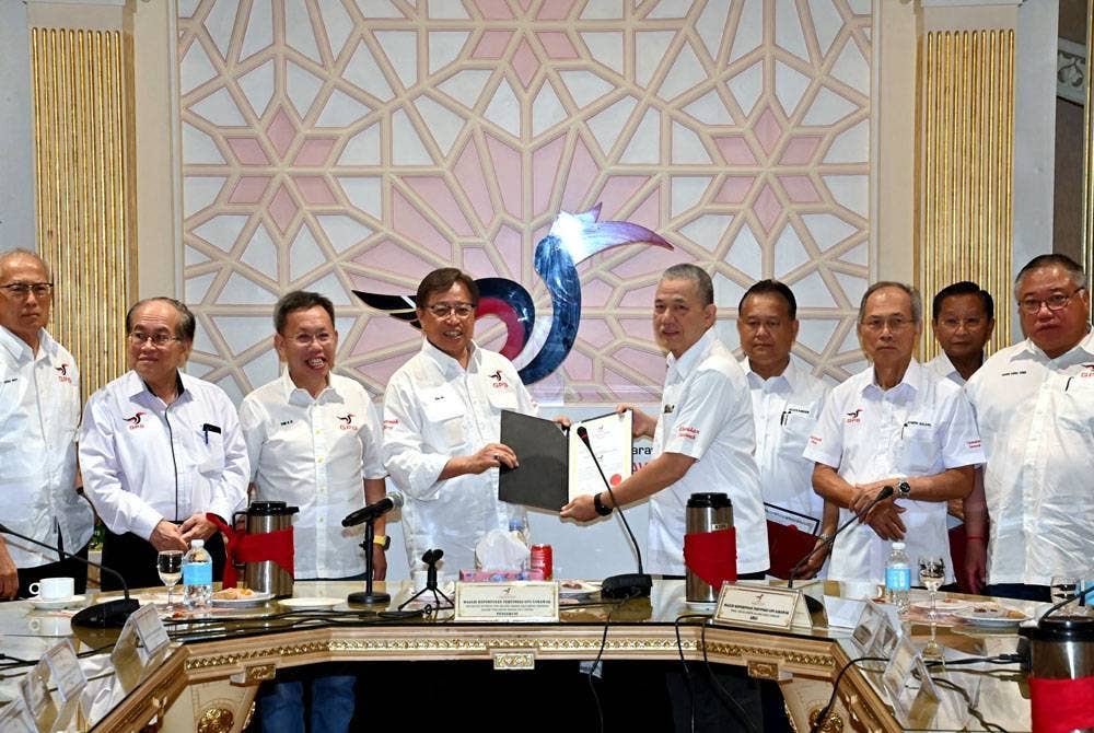 Abang Johari (empat dari kiri) menyerahkan watikah calon Parlimen Petra Jaya kepada Datuk Seri Fadillah Yusof (tengah) di Ibu Pejabat parti PBB hari ini. Foto Bernama