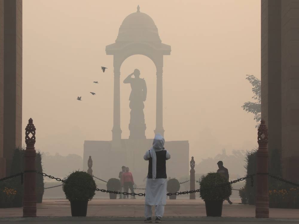 Tingkat polusi udara di ibu kota India, Delhi, pada Kamis memburuk.  - foto EPA