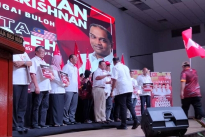Amirudin (lima dari kiri) menyerahkan poster sebagai simbolik selepas mengumumkan R Ramanan sebagai calon PH di Parlimen Sungai Buloh pada malam Rabu.