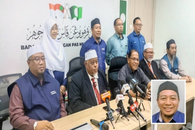Abdullah ( tengah) pada sidang akhbar pengenalan calon Pas Johor di Ibu Pejabat Pas negeri pada Rabu. Gambar dalam : Mohd Nazari