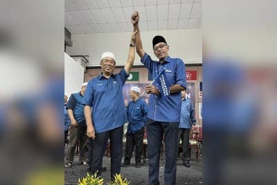 Muhyiddin (kiri) mengumumkan Rosol sebagai calon PN di Parlimen Hulu Terengganu Rabu malam.