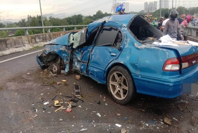 Kereta dipandu mangsa terbabas sebelum melanggar pembahagi jalan dalam kemalangan di Jalan Bangi Avanue, Bangi di sini pada Khamis.