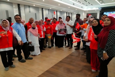 Rodziah (tengah) bersama penyokongnya ketika sesi pengenalan calon di Shah Alam.