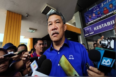 Mohamad ketika bercakap kepada media.