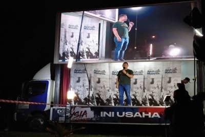 Rafizi berucap sempena Jelajah Trak Ayuh Malaysia di Padang Taman Bandar Baru, Sungai Lalang pada Rabu.