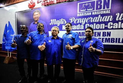 Shamshulkahar (tiga dari kanan) bersama pemimpin MIC, turut kelihatan Pengerusi MIC Negeri Sembilan, Datuk L Manickam (dua dari kanan).