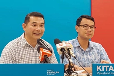 Rafizi (kiri) ketika sidang akhbar di Ibu Pejabat PKR di Petaling Jaya pada Khamis.