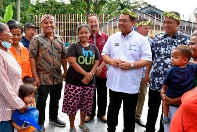 Sulaiman (tiga dari kanan) beramah mesra dengan sebahagian masyarakat Orang Asli selepas Lawatan Pemantauan Projek Negeri Pembinaan Dewan Terbuka Kampung Orang Asli Bukit Payung pada Khamis. - Foto Bernama