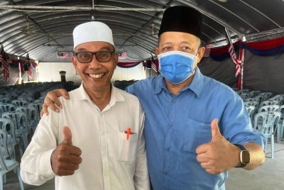 Shahidan (kanan) bersama Mohd Shukri ketika ditemui di pusat khidmat Kubang Gajah, Arau, Perlis pada Khamis.