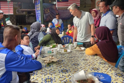 Tengku Zafrul (tiga dari kanan) beramah-mesra bersama penduduk pada Sesi Sembang Santai dan Sumbangan Bantuan kepada Nelayan Kuala Selangor di Jeti Nelayan Tanjung Keramat di sini pada Khamis.