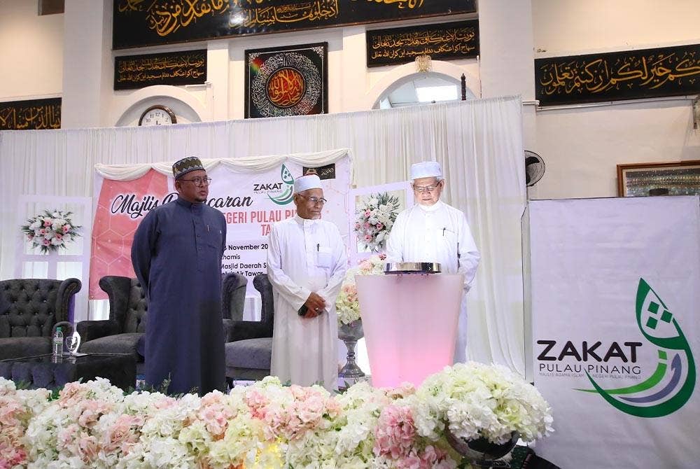 Ahmad Zakiyuddin (kanan) ketika melancarkan Bulan Zakat Negeri Pulau Pinang 2022 di Masjid Daerah Seberang Perai Utara di Teluk Air Tawar pada Khamis.