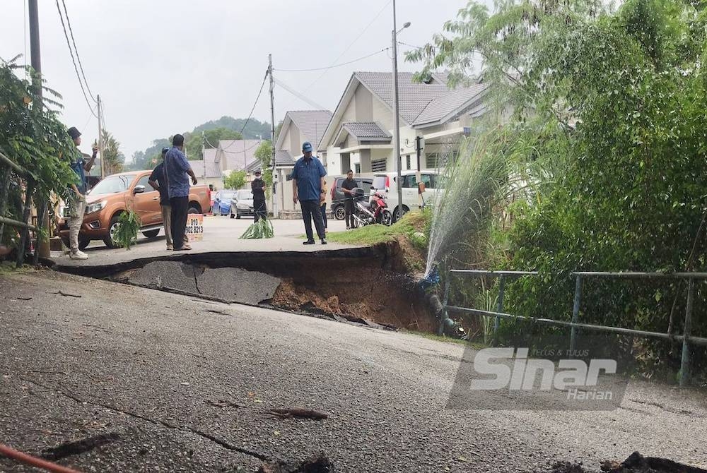 Saifuddin melawat jambatan yang runtuh di Taman Perumahan Bukit Setongkol pada Jumaat.