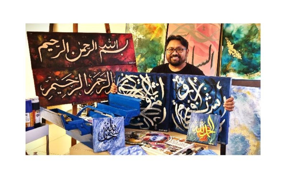 Yazri bersama karya lukisan khat yang berlatarkan unsur abstrak, kepada yang berminat boleh akses pelantar media sosial beliau.