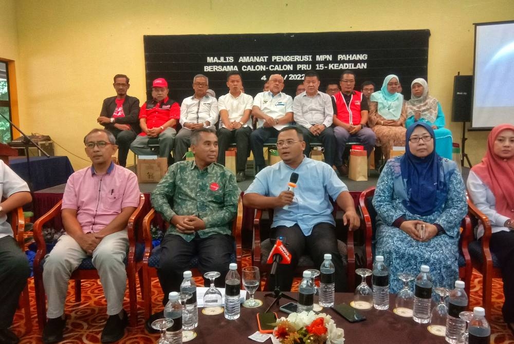Amirudin (tiga dari kanan) ketika sidang akhbar pengumuman calon PKR Pahang bagi PRU15 di Temerloh pada Jumaat.