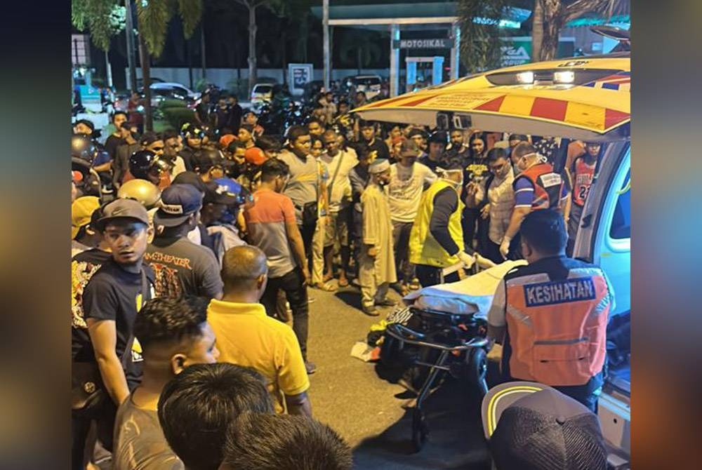 Seorang penghantar makanan cedera selepas terbabit kemalangan dengan sebuah kereta di Jalan Kota Masai 2, Taman Kota Masai pada malam Khamis.