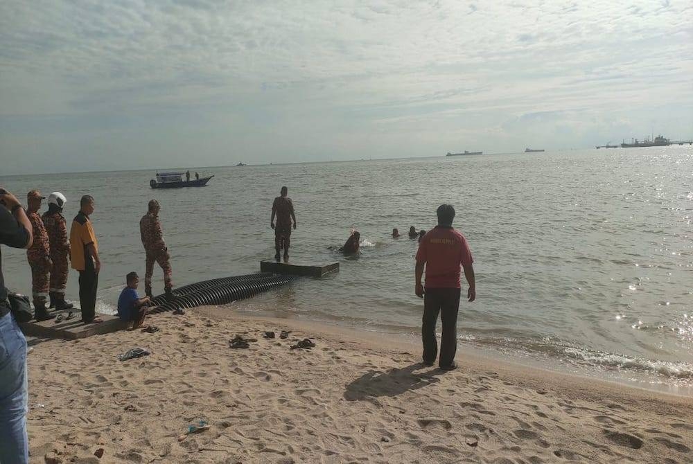 Pasukan bomba sedang melakukan kerja-kerja menyelamat bagi mencari mangsa yang dikhuatiri lemas di Pantai Puteri di sini, pada Jumaat.