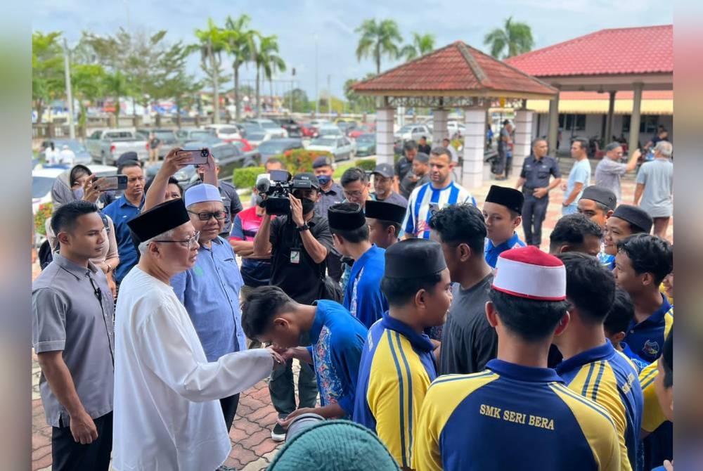 Ismail Sabri beramah mesra bersama jemaah selepas selesai solat Jumaat di Masjid Bera.