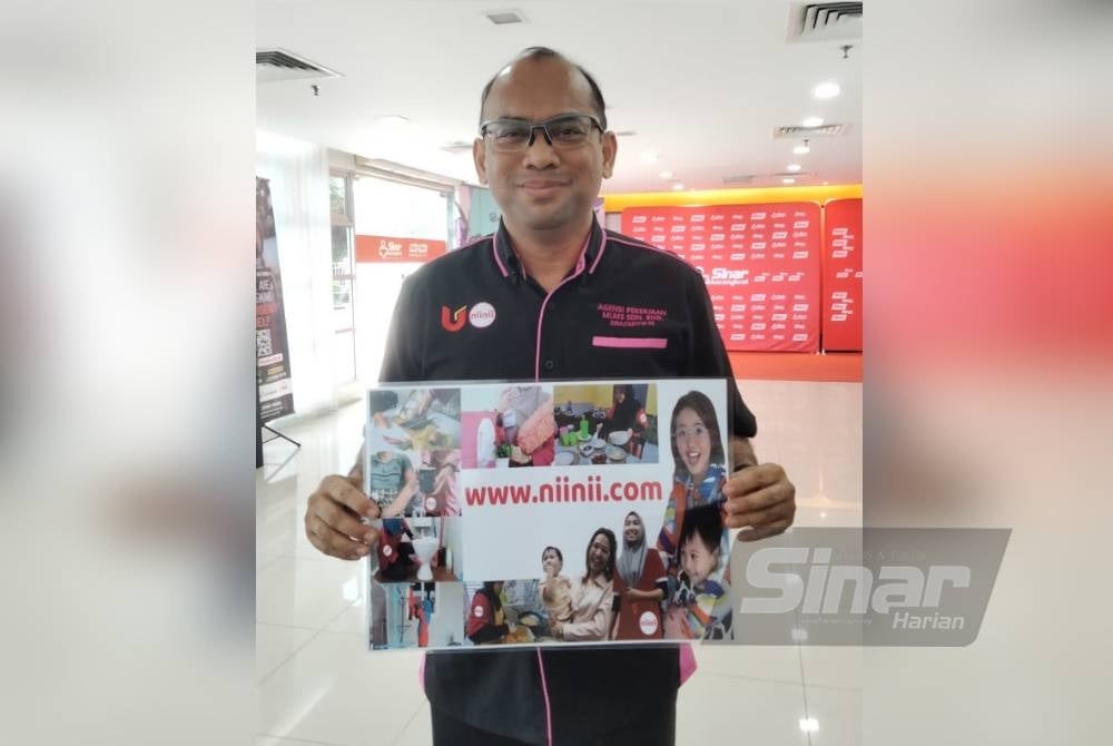 Wan Roslan menunjukkan laman web niinii yang dibangunkan MLMS.