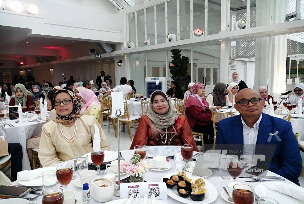 Siti Hamisah (kiri) dan Sharifah Zaida (tengah) mendengar sesi perkongsian figura wanita profesional.