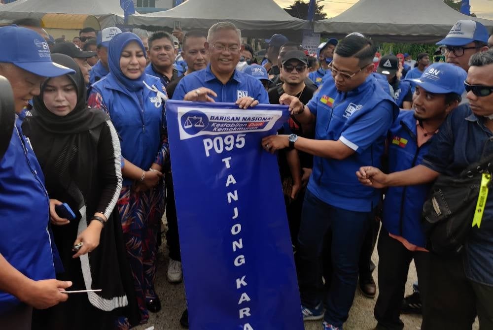 Noh (empat dari kanan) memotong riben pada Majlis Pelancaran Jentera BN Parlimen Tanjong Karang di Padang Astaka di Tanjong Karang pada Jumaat.