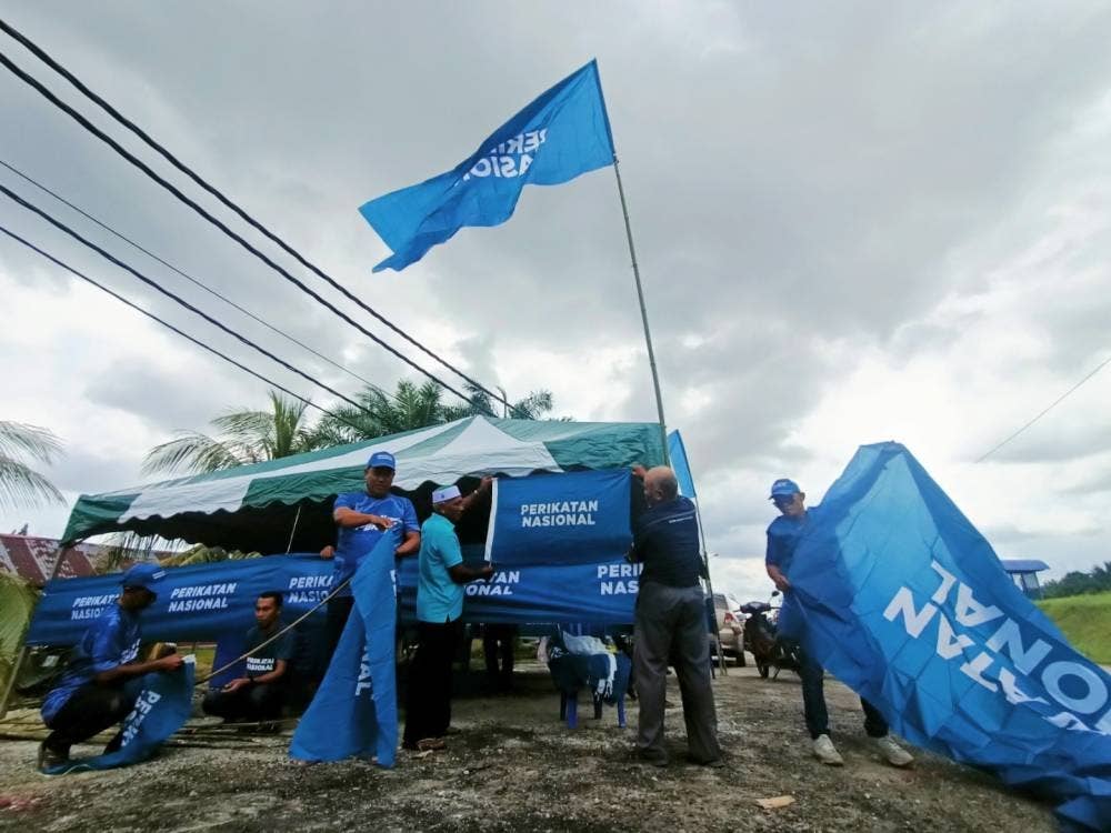 Persiapan dilakukan jentera PN di PDM Parit Air Itam ketika tinjauan Sinar Harian pada Jumaat.