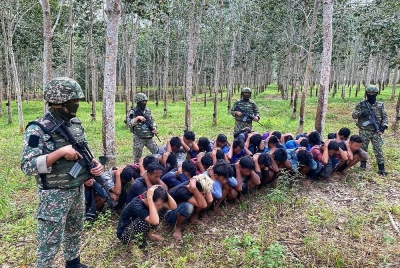 PATI yang ditahan ketika cuba membolosi sempadan negara pada Khamis.