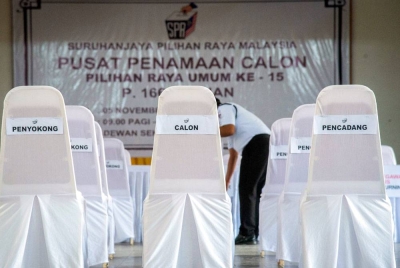 Petugas SPR giat melakukan persiapan menjelang hari penamaan calon di pusat penamaan calon PRU15. - Foto Bernama.