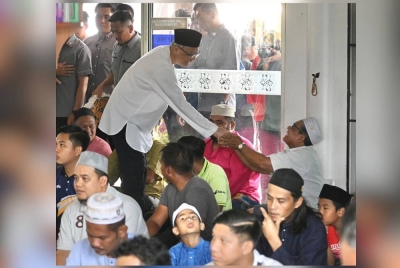 Ismail Sabri menyapa dan bersalam dengan jemaah ketika memasuki Masjid Bera untuk solat Jumaat.