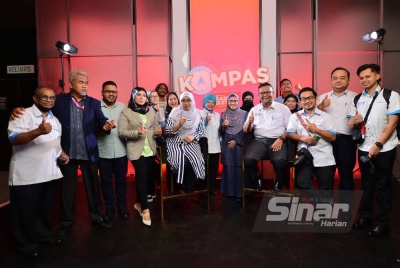 Haim Hilman (empat dari kanan) bergambar bersama Ketua Pegawai Eksekutif Yayasan Sinar Untuk Malaysia (#RasuahBusters), Nurhayati Nordin (lima dari kiri) ketika program Kompas Rasuah Busters baru-baru ini.