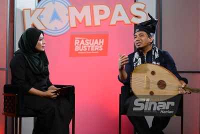 Abdullah (kanan) ketika diwawancara oleh Asmaliza dalam program Kompas Edisi Khas PRU-15 bertajuk Suara Hati Anak Seni pada Khamis.