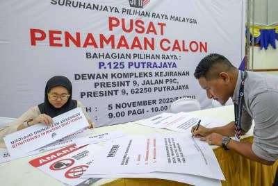 Petugas SPR melakukan persiapan di Pusat Penamaan Calon Parlimen P.125 Putrajaya menjelang penamaan calon. -Foto Bernama