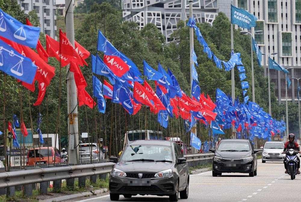 Perang bendera menjelang PRU15 telah bermula apabila deretan bendera parti yang bertanding mula dipasang di sekitar Jalan Gombak. - Foto Bernama