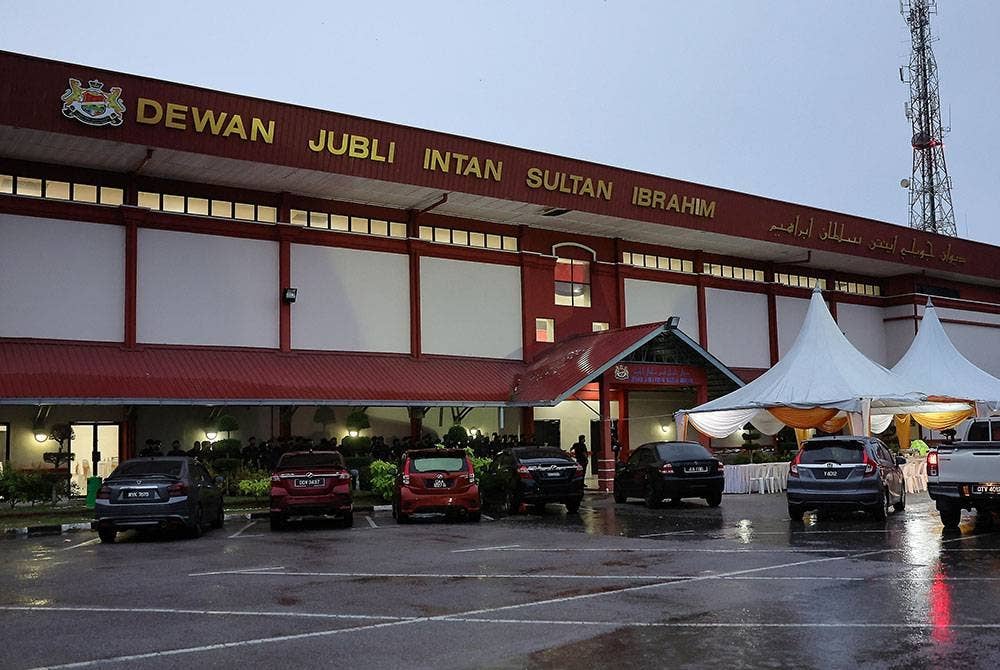 Hujan renyai sejak malam tadi di Pusat Penamaan Calon bagi Parlimen P156 Kota Tinggi di Dewan Jubli Intan Sultan Ibrahim sempena PRU15 hari ini. Foto Bernama