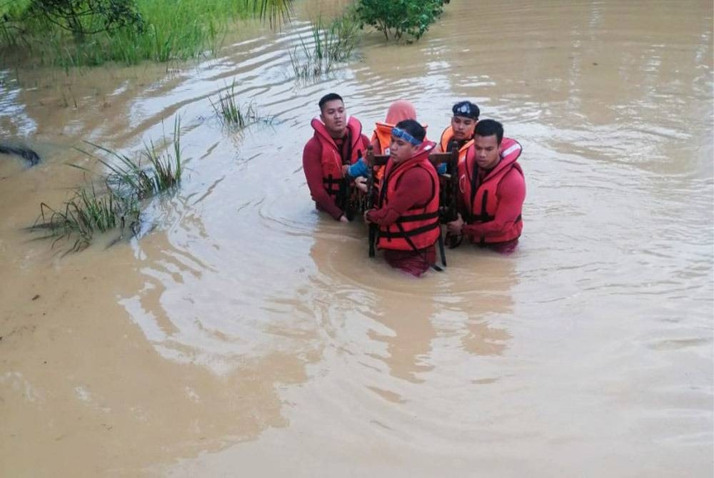 Operasi menyelamat dijalankan anggota bomba di lokasi terlibat banjir. Foto JBPM Perak