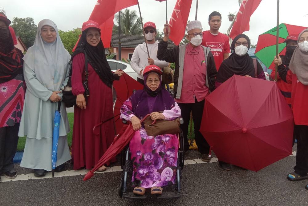 Wan Zainuyah (tengah) bersama ahli keluarganya tiba di PPC Dewan Jubli Perak, Maran pada jam 8.30 pagi.