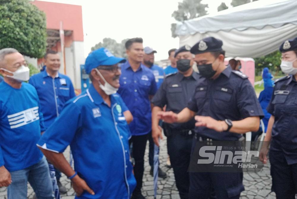 Hong Foong (dua dari kanan) bertemu dengan para penyokong parti politik ketika proses penamaan calon bagi Parlimen Klang di Dewan Hamzah, Majlis Perbandaran Klang(MPK) pada Sabtu.