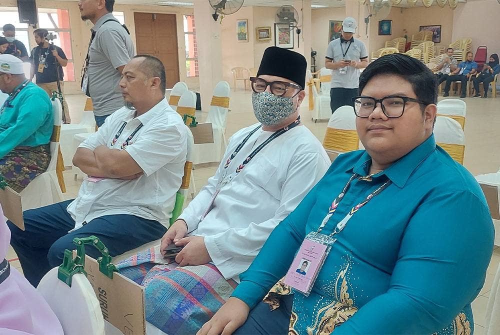 Khairuddin (tengah) bersama pencadangnya, Abdul Hakim Hafizi dan penyokongnya, Radzmil (kiri) di Dewan Bestari Aminuddin Baki pada Sabtu