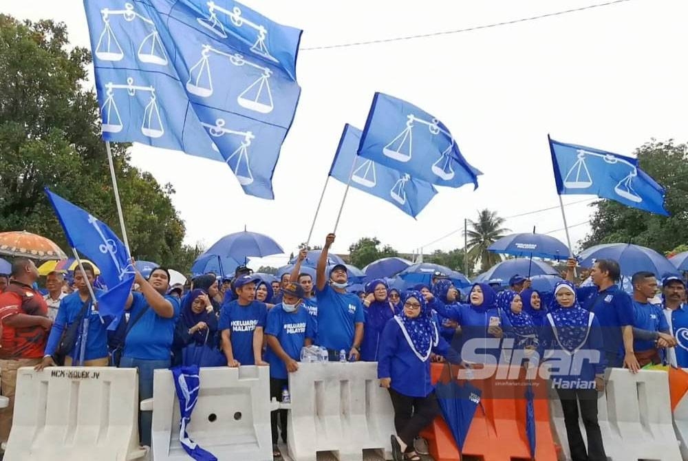 Calon BN berkumpul di pekarangan Pejabat Daerah dan Tanah Marang sementara menunggu proses penamaan calon selesai pada pagi Sabtu.