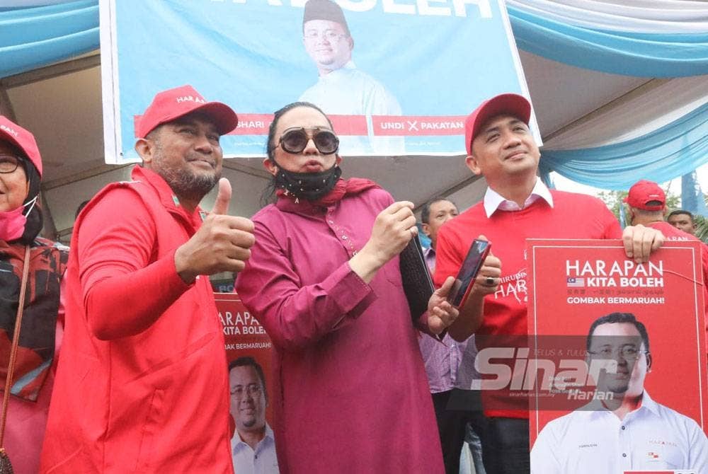 Azwan (tengah) bersama penyokong Pakatan Harapan di Pusat Penamaan Calon di SMK Sungai Pusu pada Sabtu.