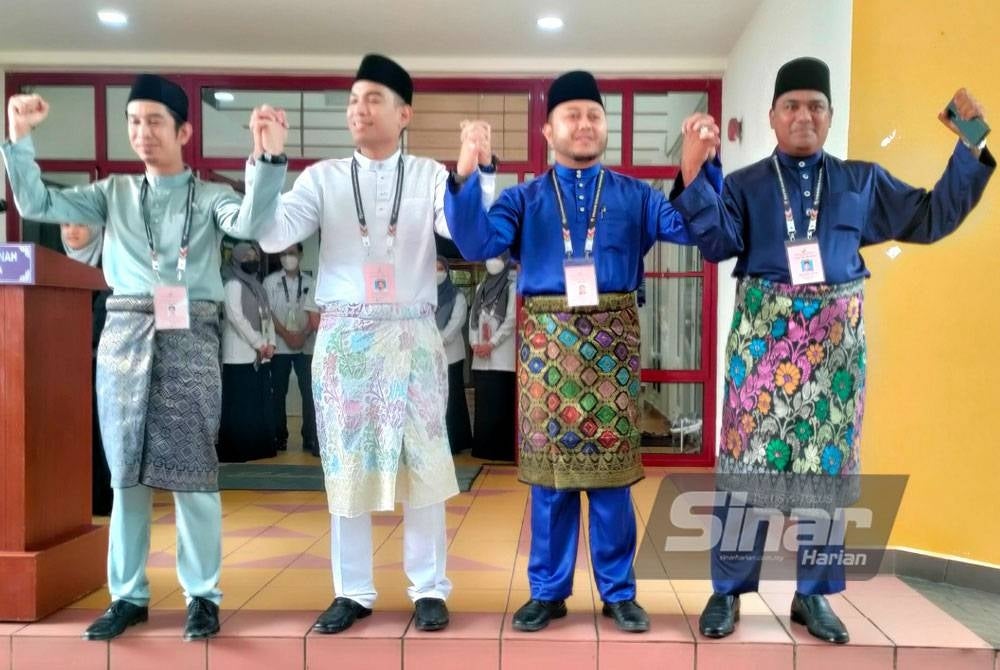 Dari kiri: Adam Adli, Sheikh Ikhzan, Mohd Ridhwan dan Mohd. Azrudin berpegang tangan selepas pengumuman calon di Pusat Penamaan Calon Dewan Mini Bestari, Ayer Keroh, di sini, pada Sabtu.