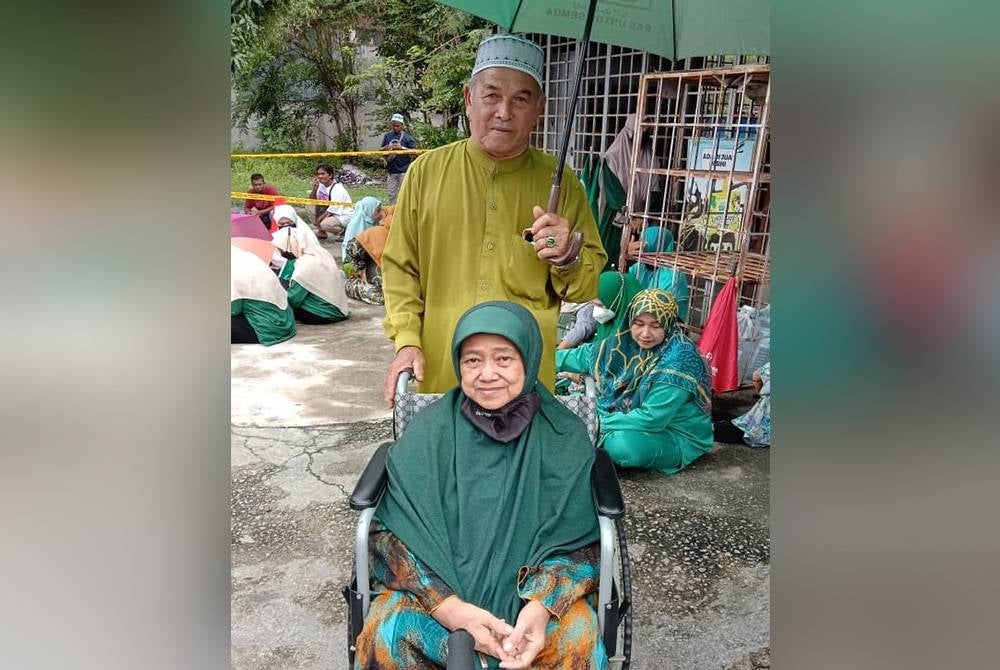 Tuan Noria hadir bersama suaminya untuk mengiringi calon di Dewan Majlis Daerah Pasir Puteh pada Sabtu.