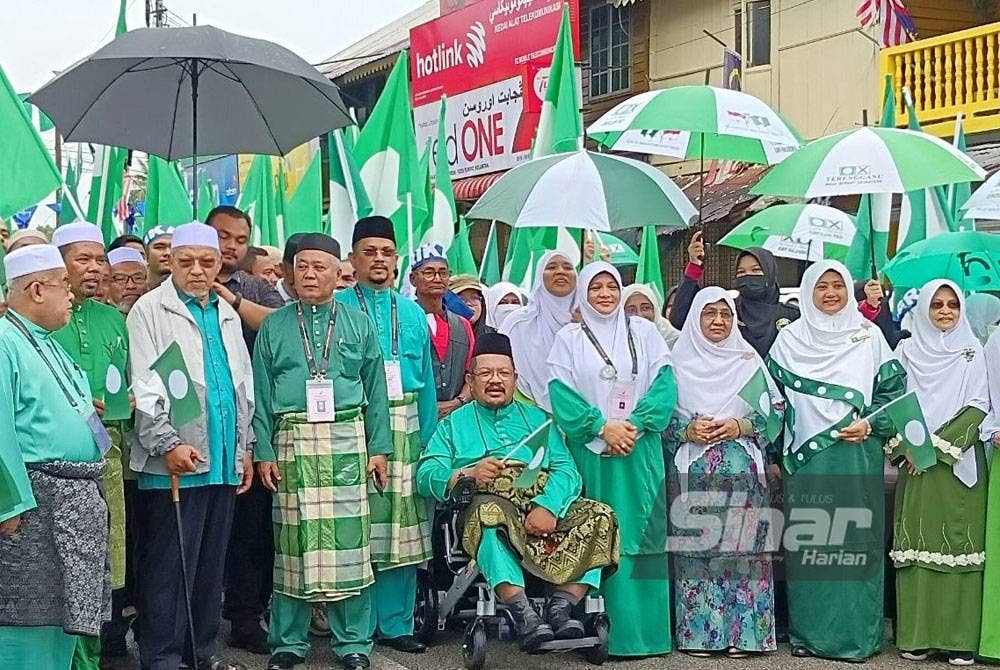 Ahmad (tiga dari kiri) hadir sama menyertai jentera PN Tumpat memberi sokongan pada Mumtaz di pusat penamaan calon di Pejabat Tanah dan Jajahan Tumpat pada Sabtu.